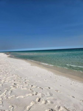 Quiet 2 bedroom condo on Gulf with pool and pond